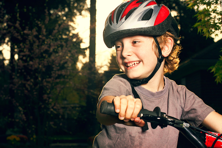 Barn med cykelhjälm